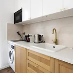 Wehost D2 - Smart & Chic Loft, 3 Mins To Beaches